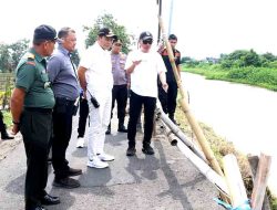 Bupati Sidoarjo Tinjau Tanah Amblas di Desa Prambon