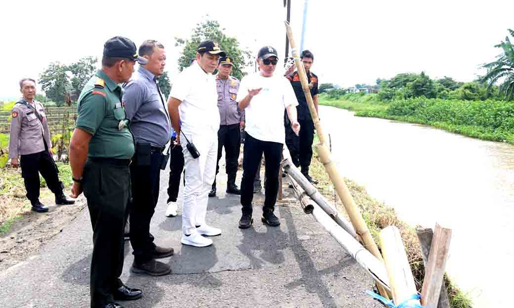 Bupati Sidoarjo Tinjau Tanah Amblas Di Desa Prambon