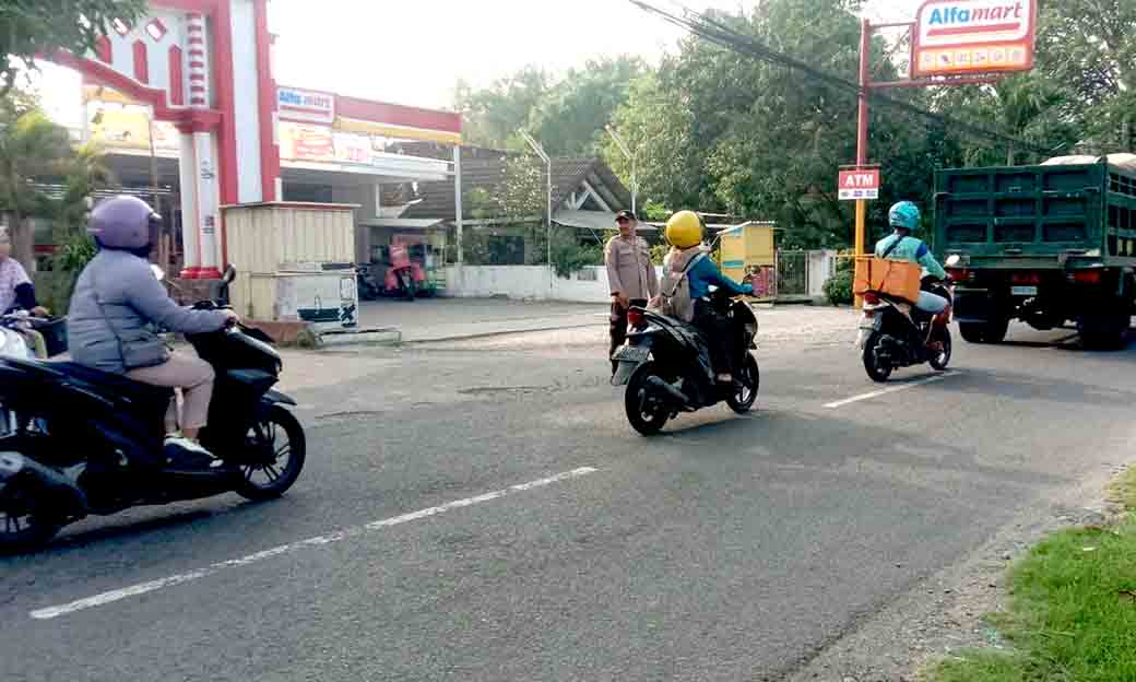 Giat Commander Wish Anggota Polsek Sekaran Atur Kelancaran Lalu Lintas Pagi Hari