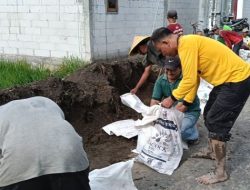 Bhabinkamtibmas Desa Pandansari Gotong Royong Bersama Tiga Pilar Tangani Tanggul Jebol