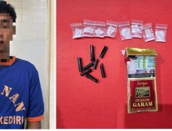 Tim Buser Satresnarkoba Polres Kediri seorang pria berinisial IZ (25) warga Kecamatan Purwoasri Kabupaten Kediri. Ia ditangkap diduga mengedarkan narkoba