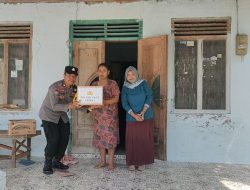 Polsek Pagu memberikan Bantuan Sosial (Bansos) berupa sembako kepada warga yang membutuhkan dalam rangka program rutin Polsek Pagu Peduli