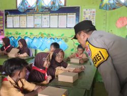 Jumat Berkah, Kapolres Probolinggo Berbagi Makanan Bergizi Untuk Siswa Sekolah Dasar