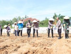 Gelorakan Swasembada Pangan Wakapolres Pamekasan Pimpin Penanaman Jagung di Pagantenan