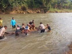 Polisi dan Warga Bantu Seberangkan Anak Sekolah di Jember Gunakan Bambu Rakit Akibat Jembatan Putus