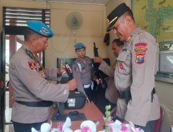 Propam Polres Kediri terjun langsung memeriksa Senjata Api (Senpi) dinas personel Polsek Wates, pada Rabu, (15/1/2025)