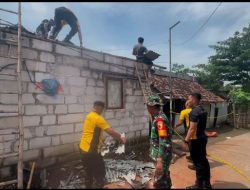 Sinergitas, Polisi dan TNI Bantu Perbaiki Rumah Terdampak Ledakan di Puri Mojokerto