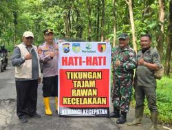 Kapolsek Kandangan AKP Wahyu Hariadi bersama Forkopimca dan petugas Perhutani melakukan pemasangan banner imbauan rawan kecelakaan di tikungan tajam Dusun Putuk Desa Banaran Kecamatan Kandangan Kabupaten Kediri, pada Kamis (16/1/2025)