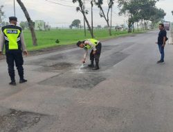 Respon Curhatan Warga, Polres Ngawi Tandai Jalan Berlubang Untuk Keselamatan Lalulintas