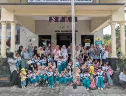 Puluhan anak dari Taman Posyandu (Tapos) VI Desa Tegalan Kecamatan Kandat, mendatangi Polsek Kandat, pada Kamis, (16/1/2025)