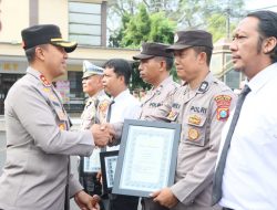 Kapolres Kediri Kota Beri Penghargaan Kepada Personel Berprestasi dan Masyarakat Yang Membantu Tugas Polri