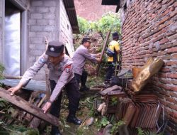 Bersihkan Material Longsor, Polisi Kediri Kerja Bakti Bersama Warga Mlancu