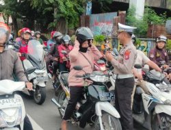 Polres Kediri Kota Sosialisasi Tertib Berlalu Lintas Pada Pengguna Jalan Jadikan Keselamatan Sebagai Kebutuhan