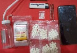 Seorang pria berinisial MFN (25) ditangkap petugas Buser Satresnarkoba Polres Kediri. Pria asal Kecamatan Wates Kabupaten Kediri ini diduga mengedarkan narkoba jenis pil dobel L dan sabu-sabu