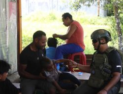 Personel Ops Damai Cartenz Ajak Warga Yalimo Jaga Kesehatan dan Ciptakan Kedamaian