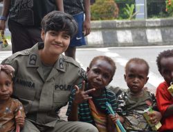Dukung Tumbuh Kembang Anak Papua, Personel Ops Damai Cartenz-2025 Berbagi Susu Kotak di Mimika