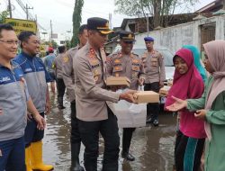 Polres Pasuruan Kota Evakuasi Warga Terdampak Banjir dan Beri Bantuan 1000 Nasi Kotak