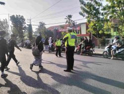 Polsek Babat Lakukan Pengaturan Lalu Lintas di Depan SMP Negeri 1 Babat