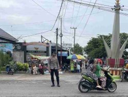 Polsek Laren Laksanakan Commander Wish Pagi di Simpang Empat Pasar Laren Dalam Pengamanan Arus Lalulintas