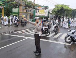 Pengaturan Lalu Lintas Pagi Upaya Polsek Babat Pastikan Keselamatan Pelajar