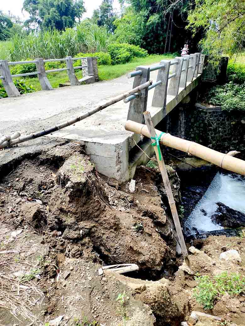 Jembatan Antar Desa Di Krandang Roboh, Mobilitas Warga Lumpuh 2