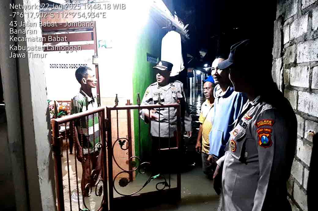 Kapolsek Babat Pantau Langsung Kondisi Warga Terdampak Banjir Akibat Luapan Sungai Bengawan Solo