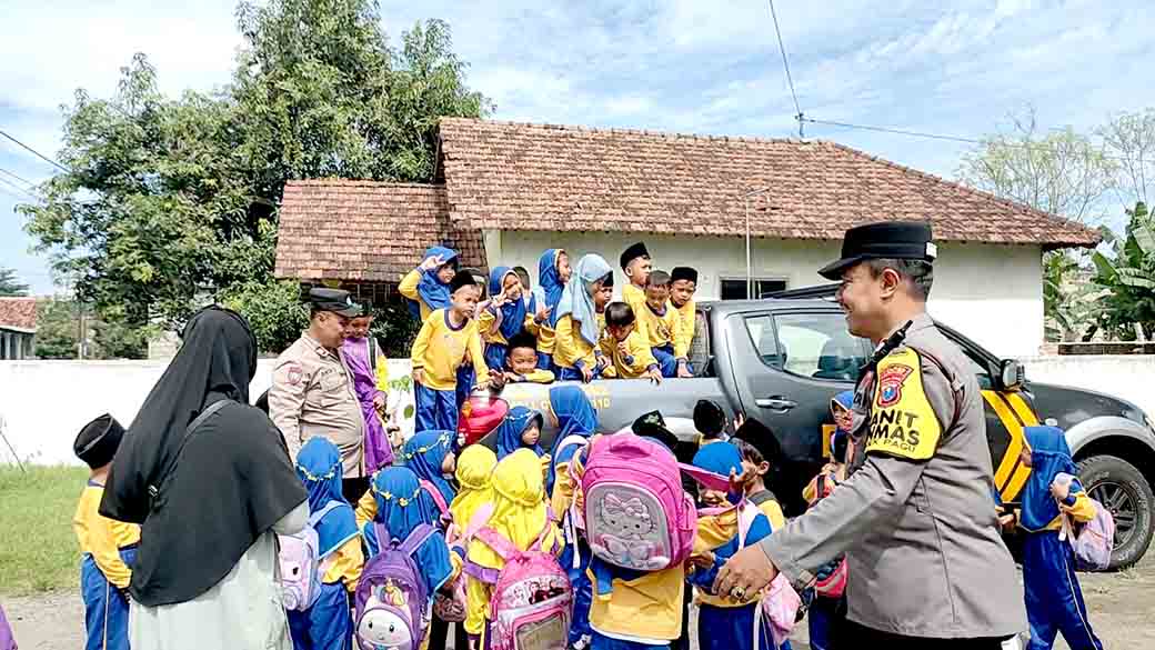 Lebih Dalam Mengenal Polri, Polsek Pagu Beri Sosialisasi Siswa Dan Wali Murid Tk Kusuma Mulia Kapurejo