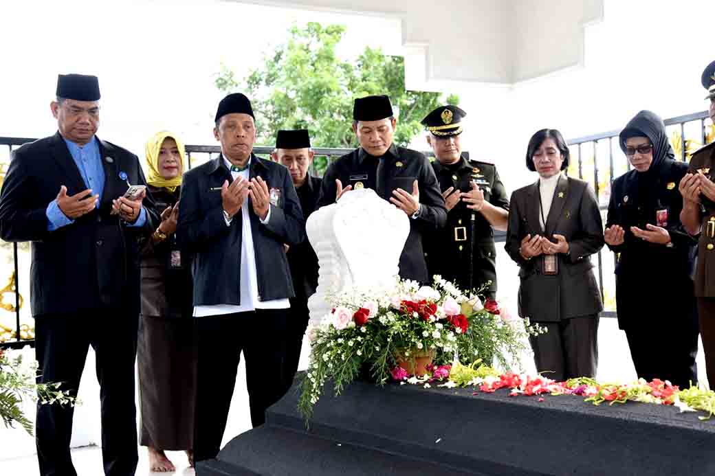 Memperingati Harjasda Ke 166 Tahun 2025, Plt. Bupati Sidoarjo Ziarah Ke Makam Mantan Bupati Sidoarjo Terdahulu