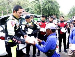 Pantau Jalur Pantura, Kapolres Situbondo Patroli Sambil Berbagi Nasi untuk Pekerja di Wisata Pasir Putih