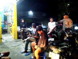 Patroli Dialogis Sambangi Pemuda Yang Nongkrong di Warung Kopi Malam Hari