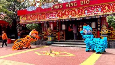 Penampilan Barongsai Warnai Perayaan Imlek Di Kwan Sing Bio Tuban