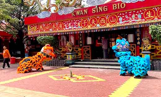 Penampilan Barongsai Warnai Perayaan Imlek Di Kwan Sing Bio Tuban