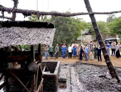 Pj. Bupati Bojonegoro Dampingi Lawatan Menteri Lingkungan Hidup RI di Sumur Minyak Tradisional Desa Wonocolo