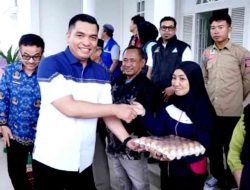 Pj. Bupati Takalar Dampingi Pj. Gubernur Sulsel Serahkan Bantuan Sembako di Takalar