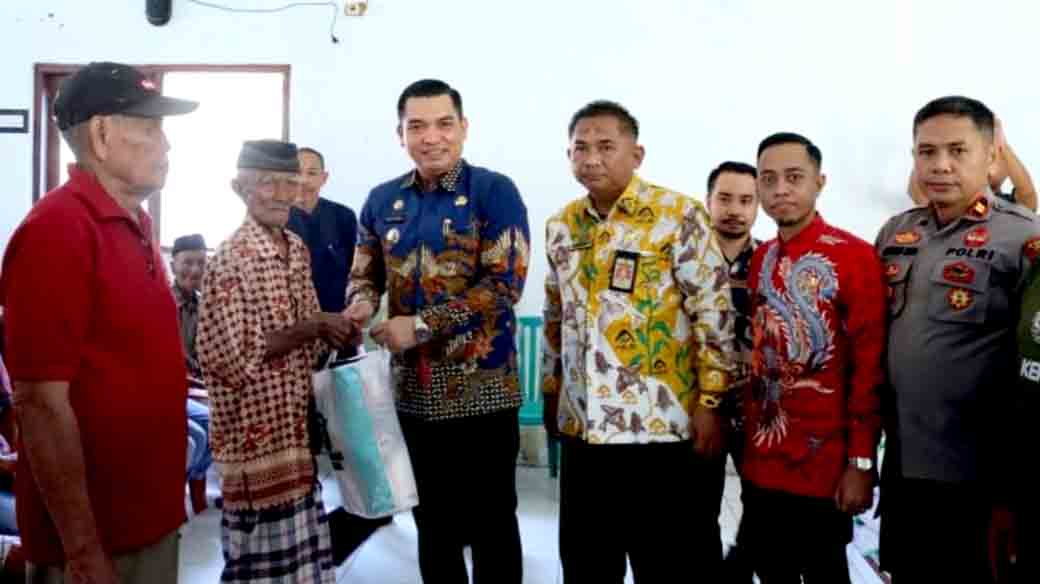Pj. Bupati Takalar Serahkan Bantuan Sembako Kepada Masyarakat Miskin Ekstrem