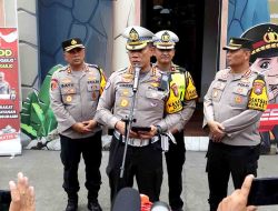 Polda Jatim Siagakan 100 Personel Gabungan di Bundaran Waru, Malam Pergantian Tahun Berjalan Lancar