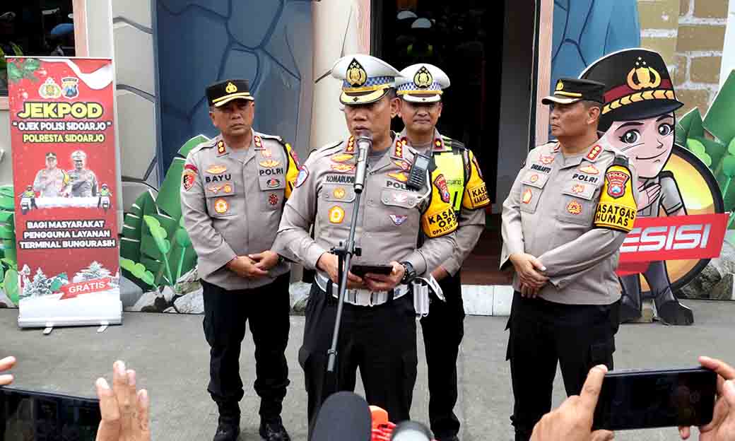 Polda Jatim Siagakan 100 Personel Gabungan Di Bundaran Waru, Malam Pergantian Tahun Berjalan Lancar