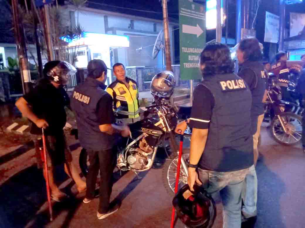 Polres Kediri Kota Kawal Lancar Rombongan Pagar Nusa Di Malam Harlah Ke 39