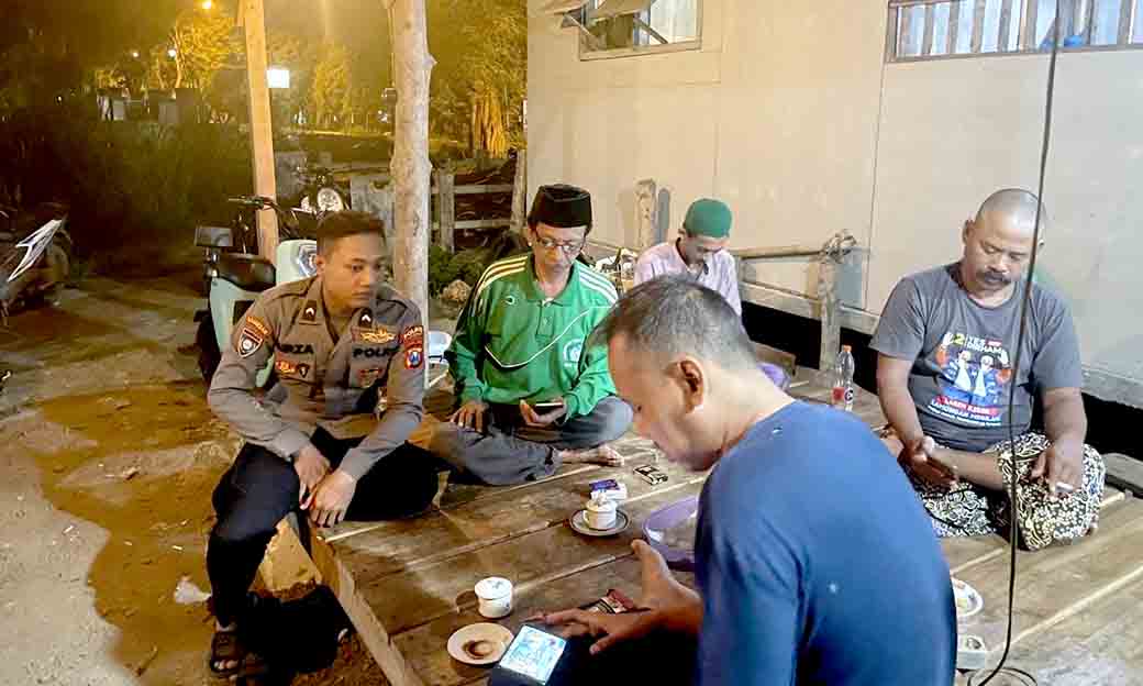 Polsek Laren Laksanakan Patroli Dialogis Di Warung Kopi Bersama Warga