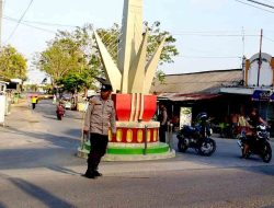Polsek Laren Lakukan Pengaturan Lalu Lintas Pagi Hari di Simpang Empat Pasar Laren