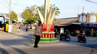 Polsek Laren Lakukan Pengaturan Lalu Lintas Pagi Hari Di Simpang Empat Pasar Laren