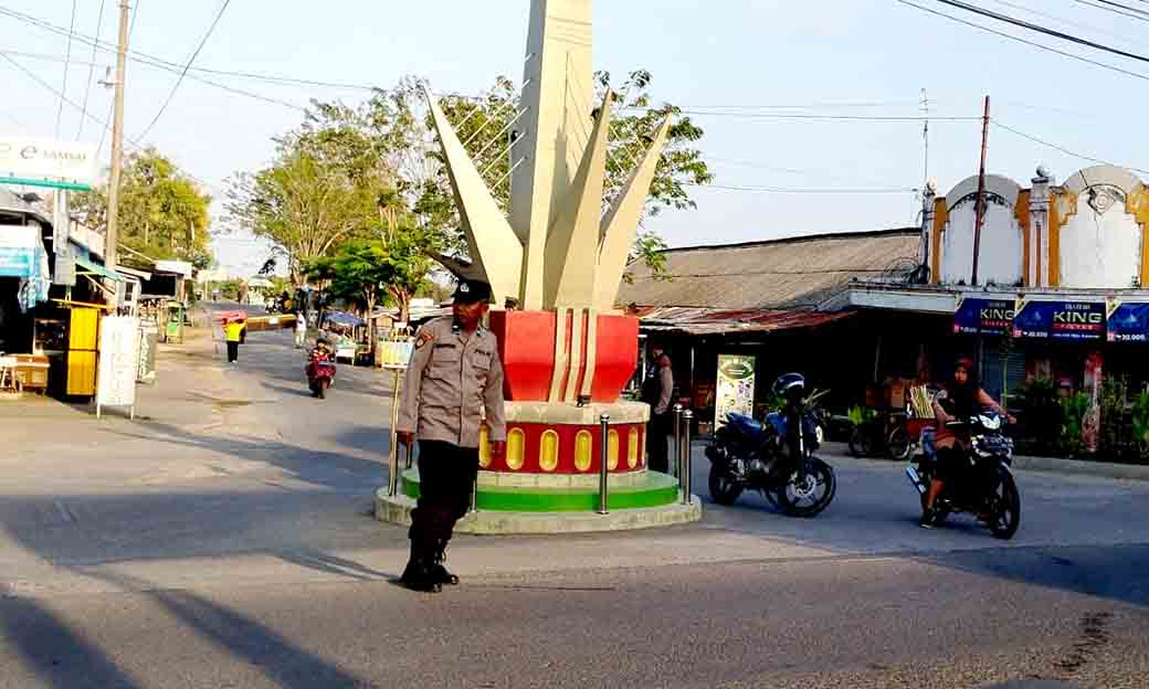 Polsek Laren Lakukan Pengaturan Lalu Lintas Pagi Hari Di Simpang Empat Pasar Laren