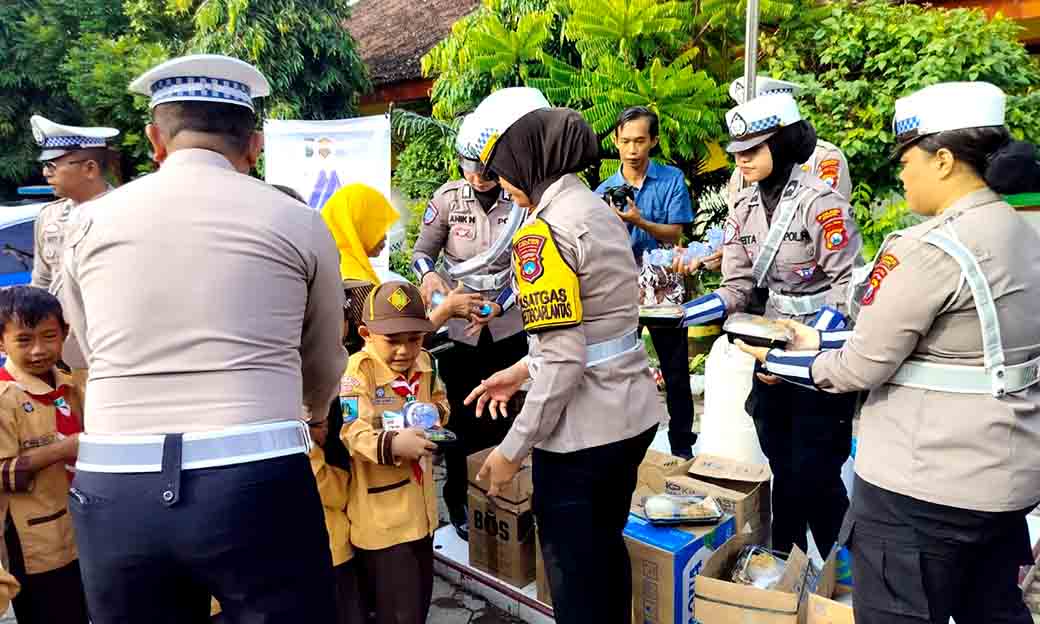 Satlantas Ngawi Berbagi Makanan Bergizi Di Sdn Dumplengan