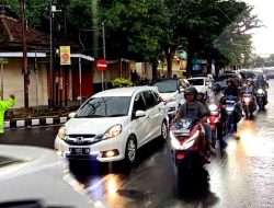 Tanpa Mengenal Cuaca, Petugas Pos Pelayanan Tetap Siaga Atasi Kerawanan Lalu Lintas