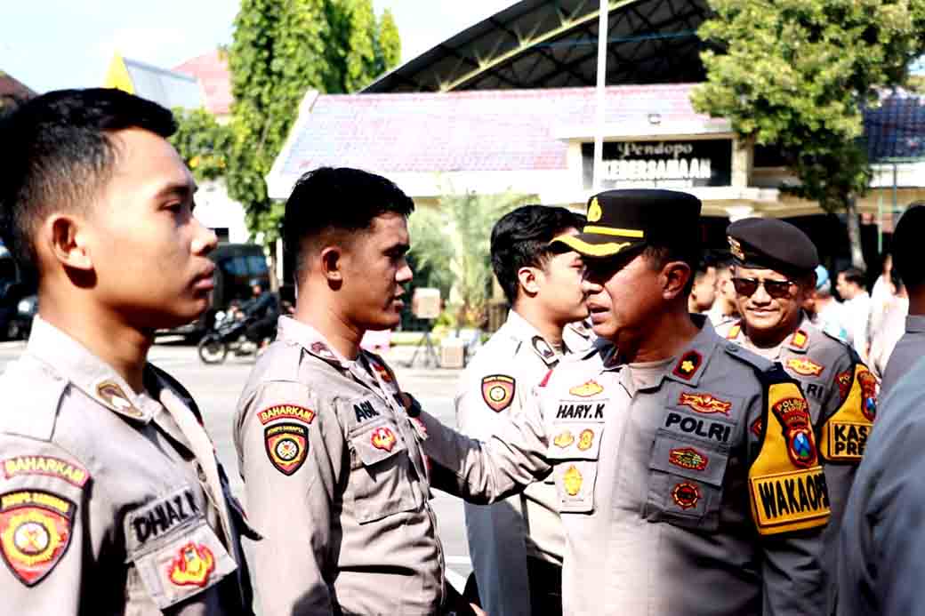 Wakapolres Kediri Lakukan Pengecekan Kelengkapan Identitas Dan Kerapian