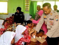 Wujudkan Asta Cita, Polres Probolinggo Berbagi Makanan Bergizi Untuk Siswa Sekolah Dasar
