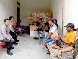 Anggota Polsek Babat Sambangi Warga di Warung Kopi, Sampaikan Pesan Kamtibmas