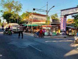 Anggota Polsek Sekaran Laksanakan Commander Wish Pagi di Simpang Empat Pasar Miru