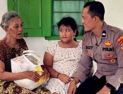 Bhabinkamtibmas Polsek Tulangan Sambang Warga Memberi Bantuan Sembako