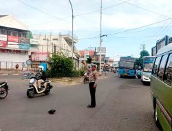 Cegah Kemacetan, Polsek Babat Lakukan Pengaturan Lalu Lintas Pagi di Simpang Empat Pasar Babat